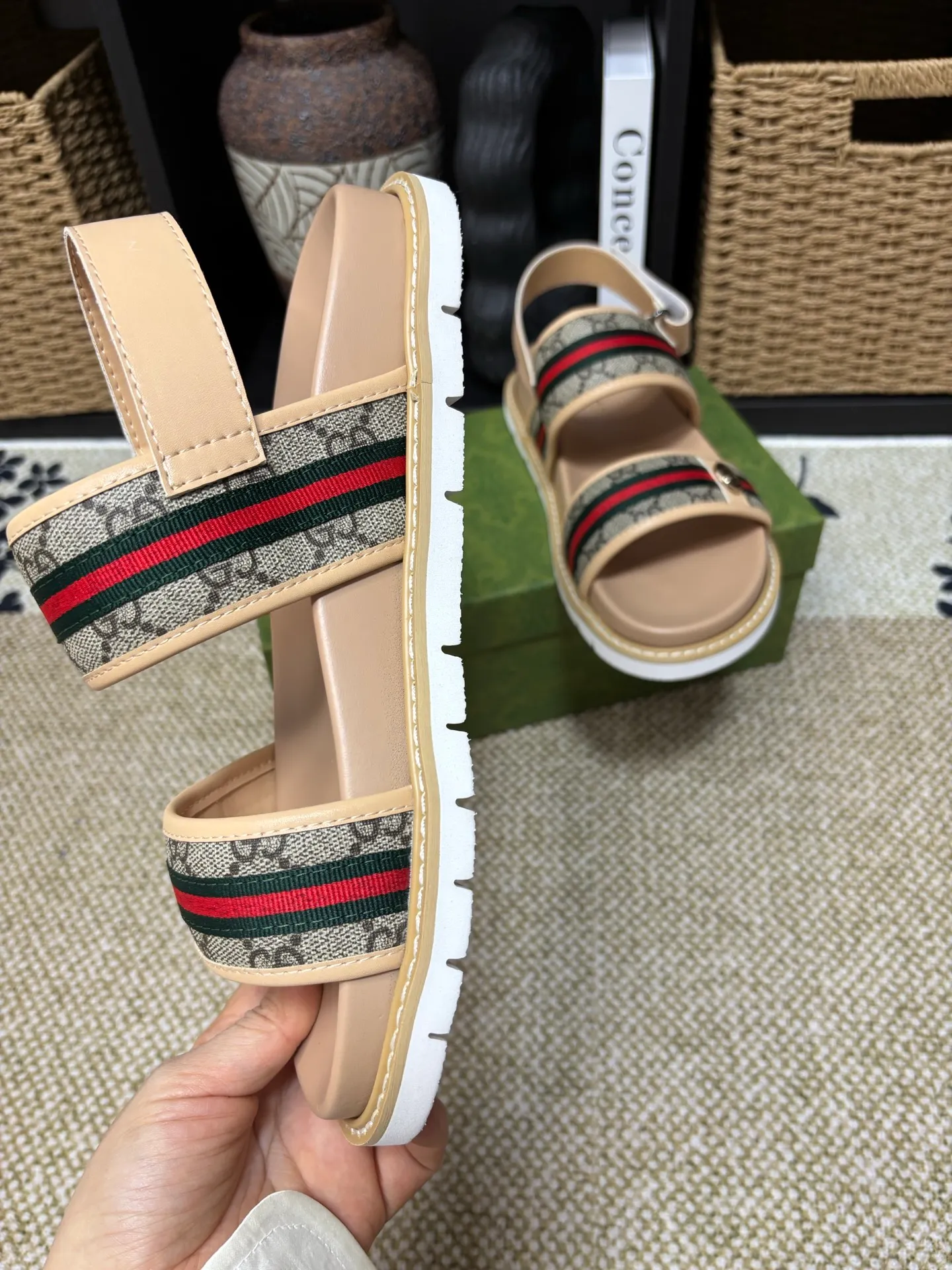 Factory 💰 300 yuan Gucci slippers] high-end men's shoes brand official website 1:1 latest masterpiece: original mold customization, the fabric is made of imported original materials, upgraded outsole, lighter and non-slip. The market's top quality, simple yet tasteful, a must-have for fashionistas, fashionable at your feet, full of confidence, the same style at the counter 👍The season of summer slippers is here. Code: 38-45 (45 customized)